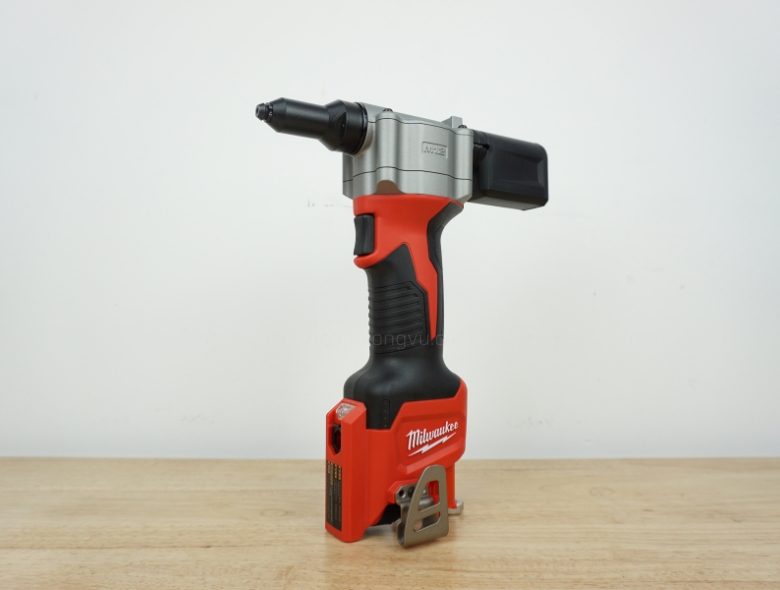 Máy bắn đinh dùng pin Milwaukee M12 BPRT (4)