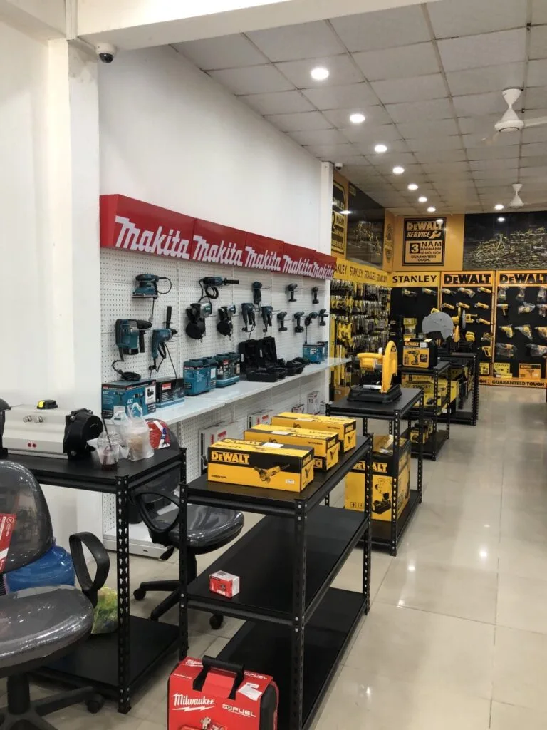 Góc trưng bày sản phẩm DEWALT tại Hoàng Long Vũ