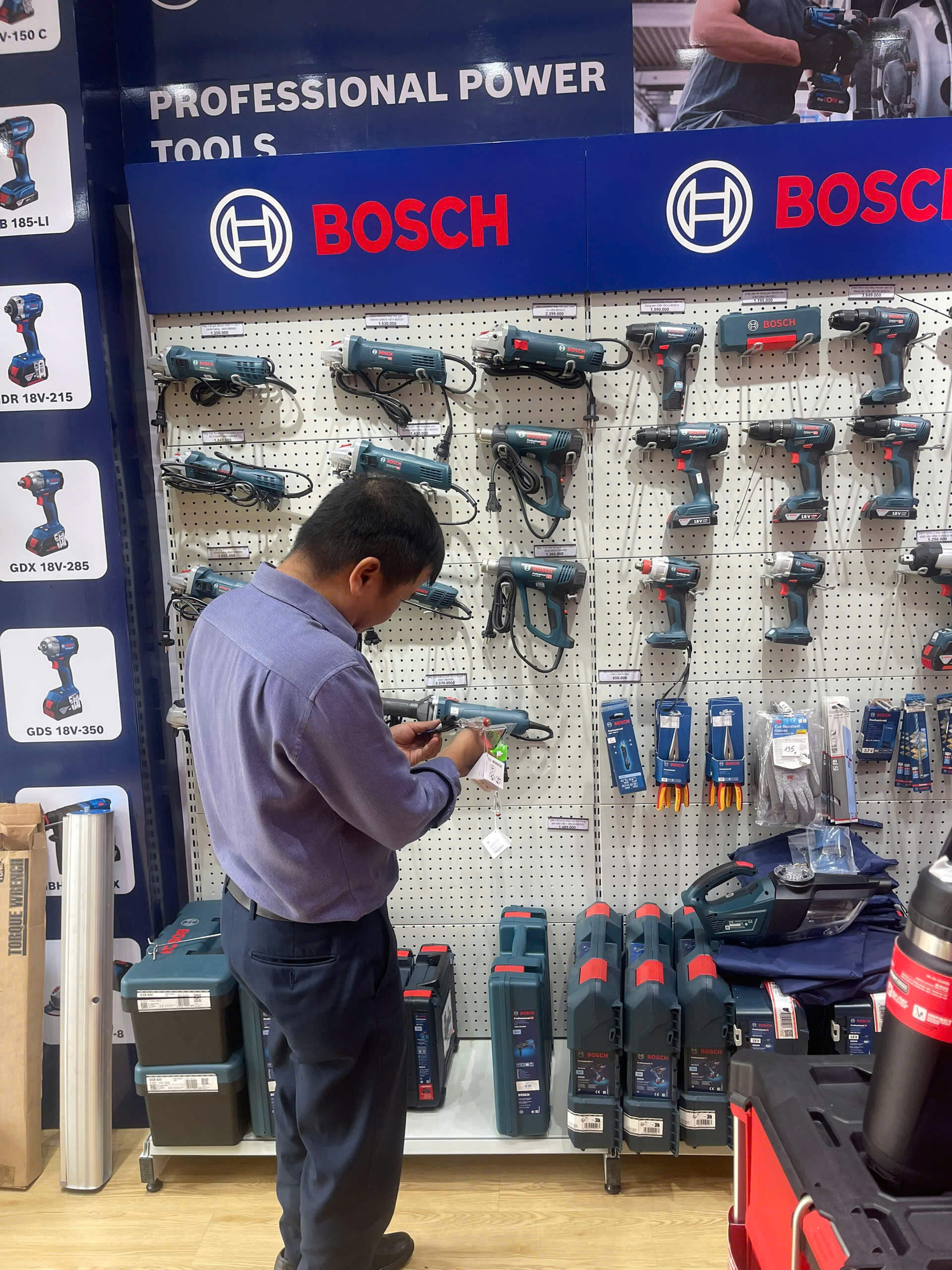 Khách trải nghiệm máy Bosch tại đại lý Hoàng Long Vũ