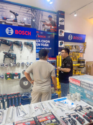 Nhân viên tư vấn máy Bosch tại cửa hàng Hoàng Long Vũ