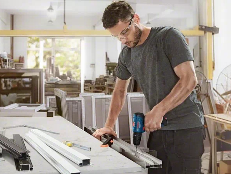 Máy khoan pin Bosch GSB 120-LI khoan thanh nhôm định hình trong xưởng
