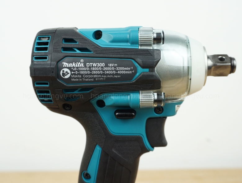 Máy siết bu lông dùng pin Makita DTW300
