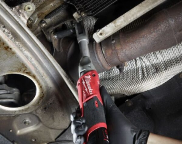 Máy siết bulong góc thân dài Milwaukee M12 FIR38LR
