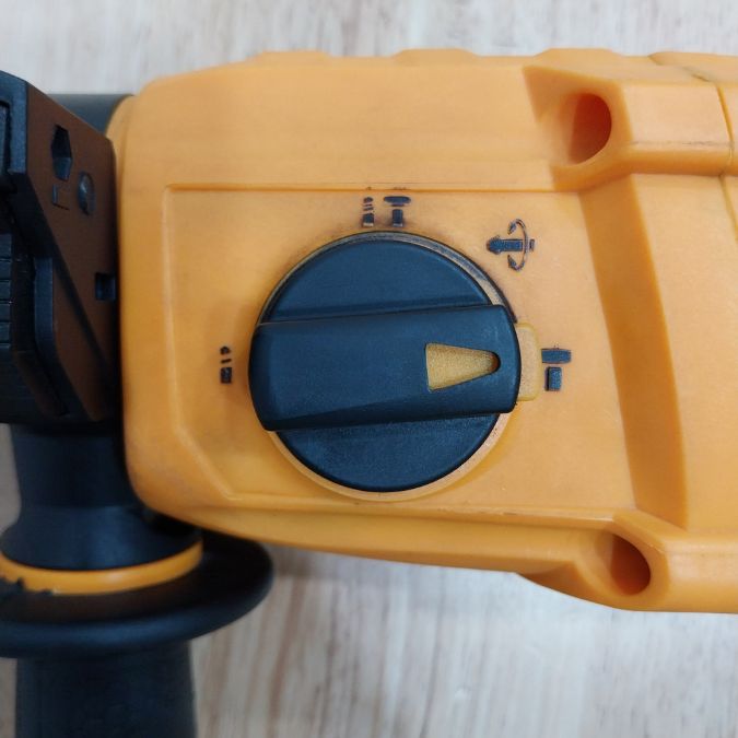Máy khoan đục 650W Ingco RGH6508