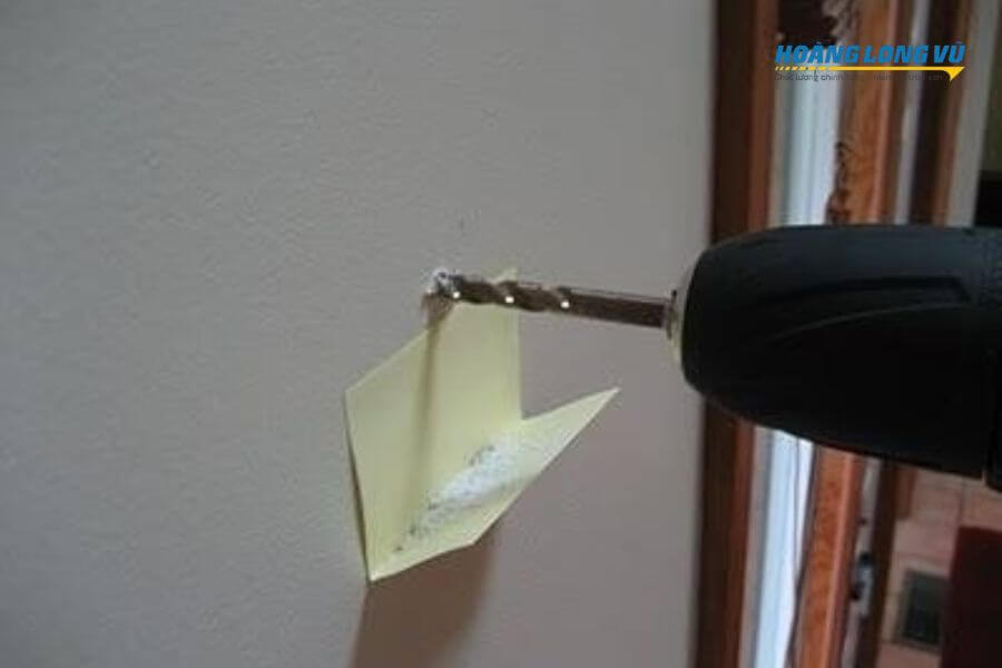 Mẹo khoan tường không bụi bằng giấy note 