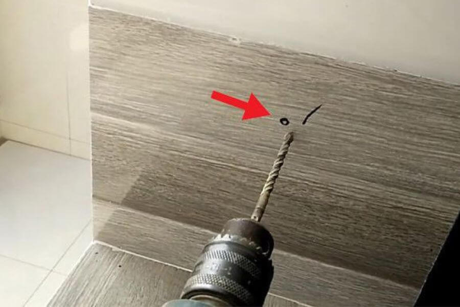 Đánh dấu vị trí khoan gạch ốp tường