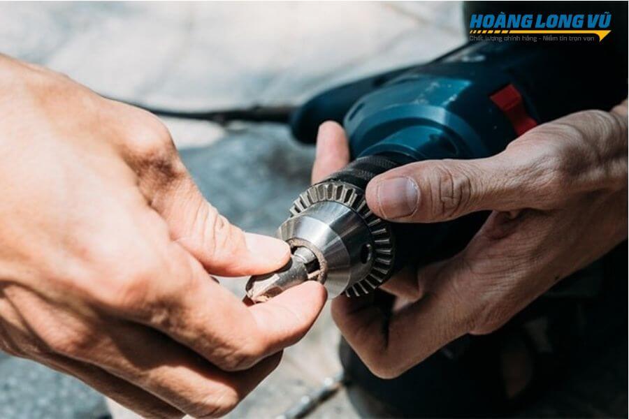 Thao tác tháo lắp mũi khoang đúng 