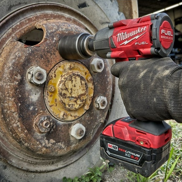 Ứng dụng thực tế của máy siết bulong milwaukee M18 FHIW2F12