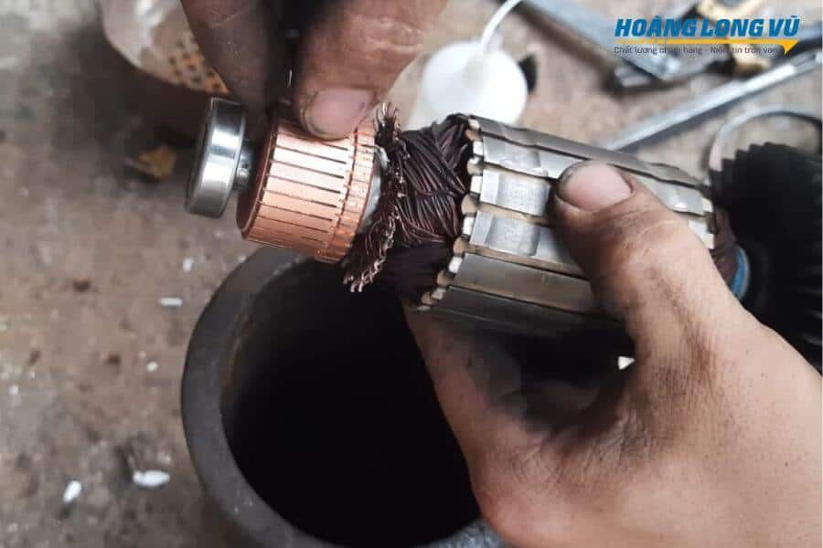 Sửa máy khoan bị toé lửa bằng cách thay cổ góp