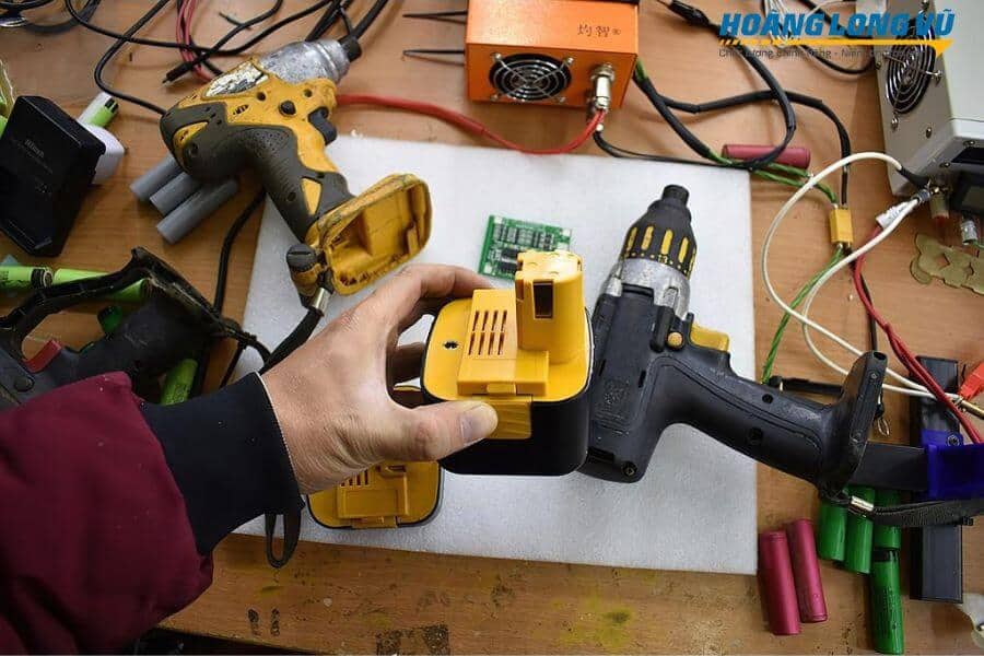 Cách khắc phục máy khoan pin chập chờn