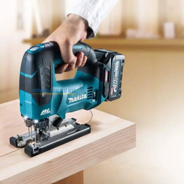 Máy cưa lọng pin Makita 40V JV002GZ