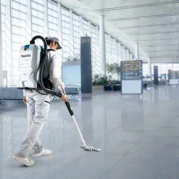Ứng dụng máy hút bụi pin đeo lưng Makita VC011GZ