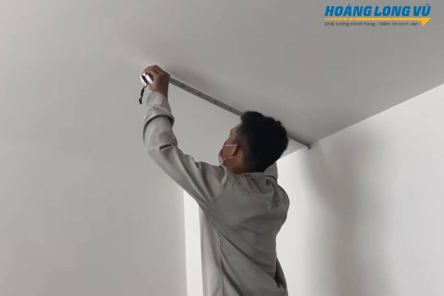 Đo đạc vị trí khoét lỗ trên trần thạch cao