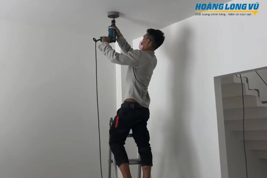 Khoét lỗ tròn trên thạch cao