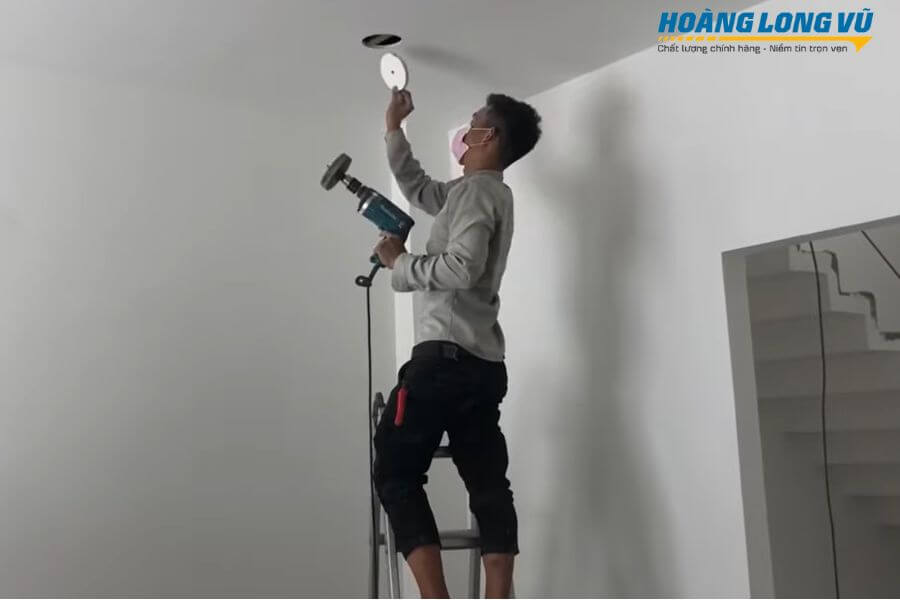 Lỗ khoét trên trần thạch cao