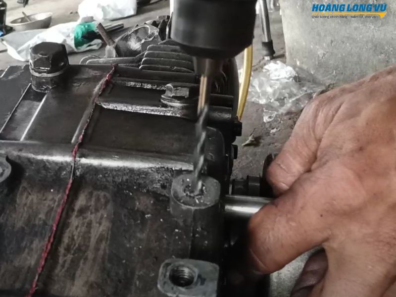 Cách tháo bu lông bị gãy bằng máy khoan