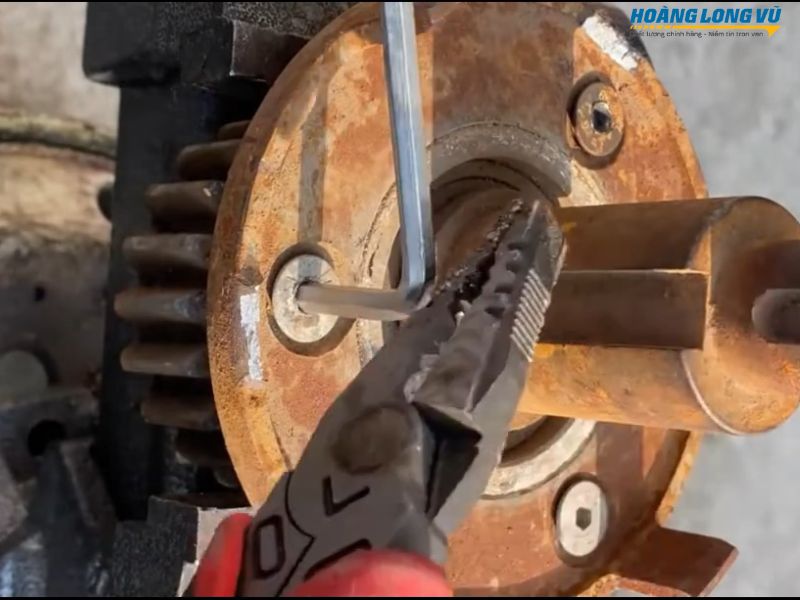 Khoan lỗ rồi dùng dụng cụ tháo ốc bu lông bị trờn