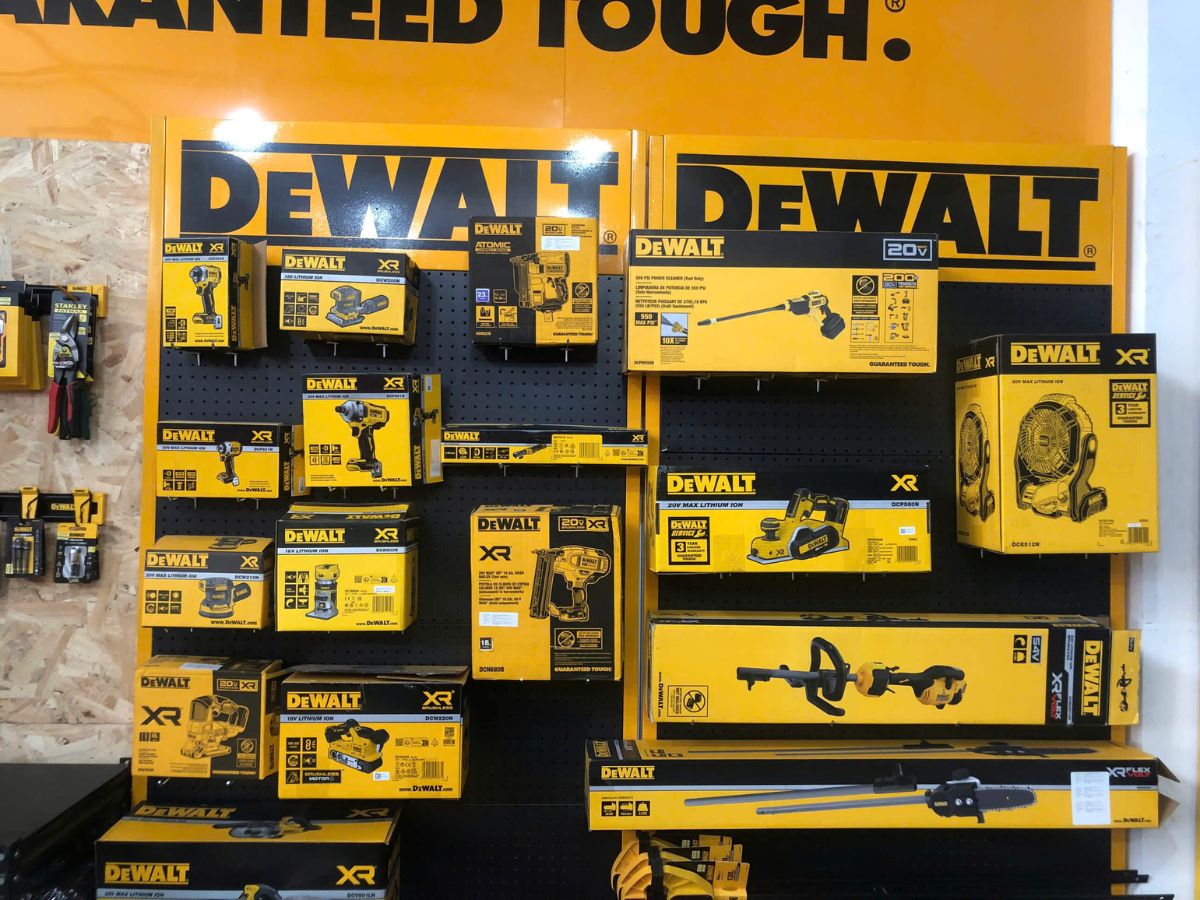 Kệ hàng trưng bày sản phẩm DeWalt tại Hoàng Long Vũ