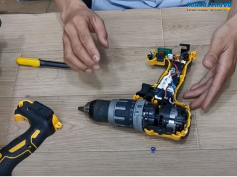 Nhân viên thực hiện bảo hành máy DeWalt 