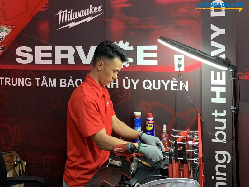 Nhân viên bảo hành Milwaukee tại Hoàng Long Vũ