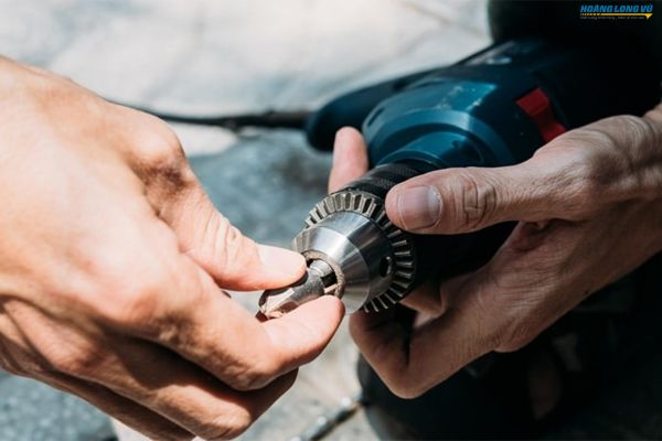 Lắp mũi vặn vít vào máy khoan