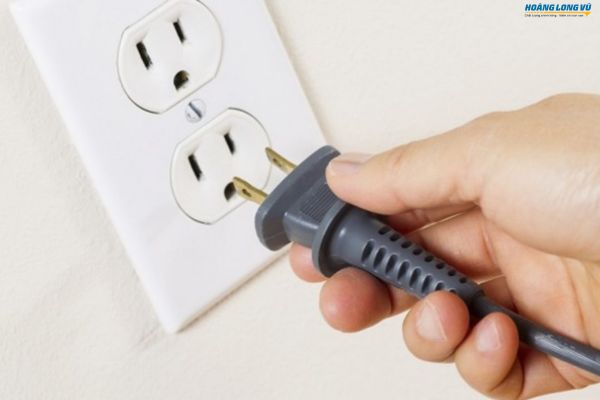 Kiểm tra nguồn điện và dây cắm trước khi dùng máy vặn vít điện