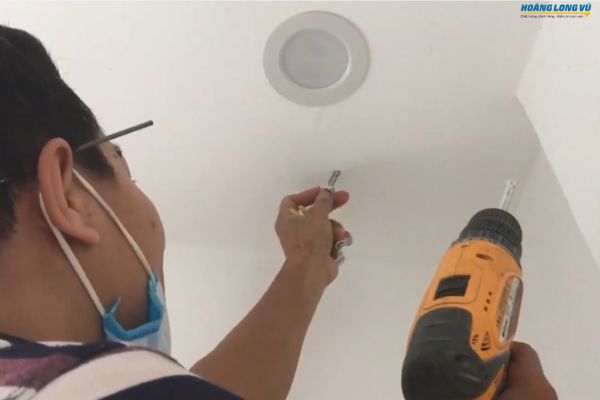 Bắt vít trên trần thạch cao