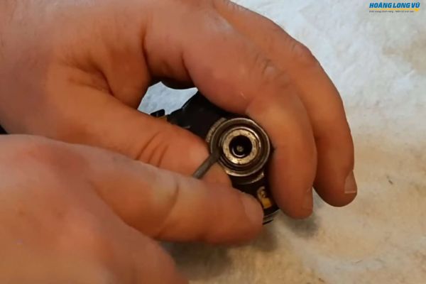 Đầu gài mũi vít máy bắn vít bị hỏng