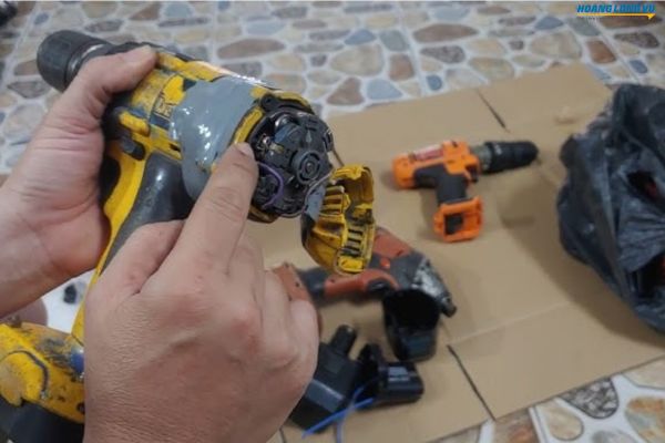 Động cơ máy vặn vít bị kêu lớn