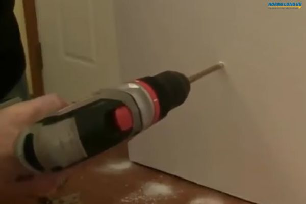 Khoan lỗ để bắt vít vào thạch cao