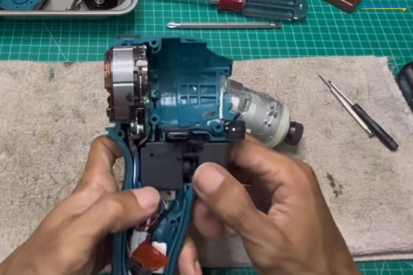 Kiểm tra linh kiện động cơ của máy chuyên vít