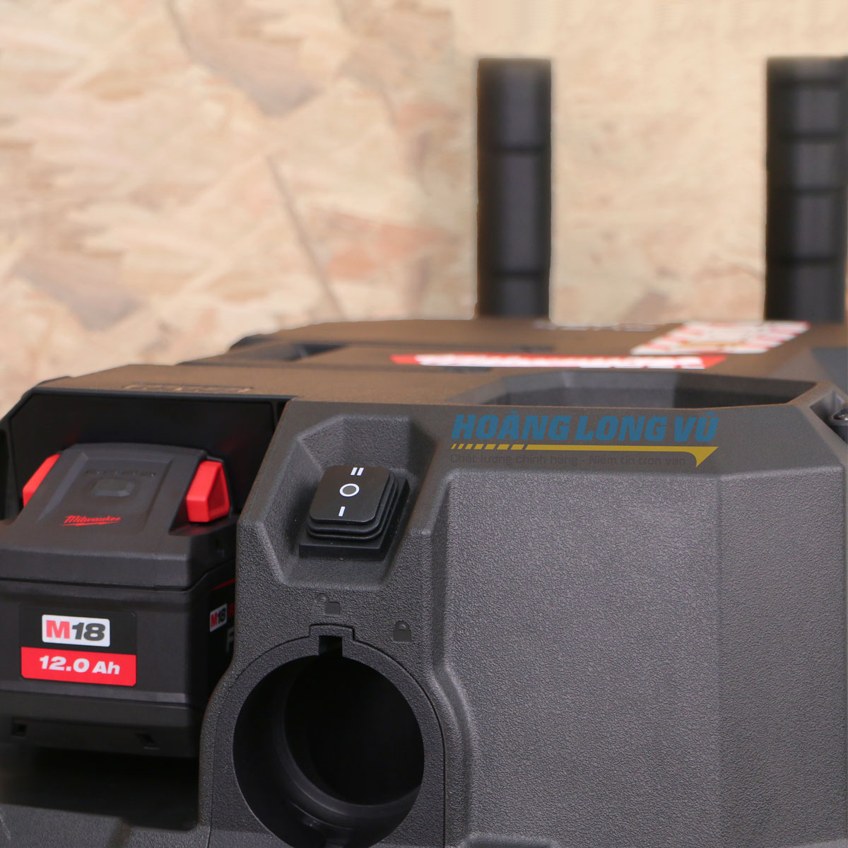 may-hut-bui-kho-uot-23-lit-dung-pin-milwaukee-m18-fvc23l