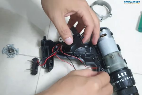 Sửa công tắc máy bắn vít pin