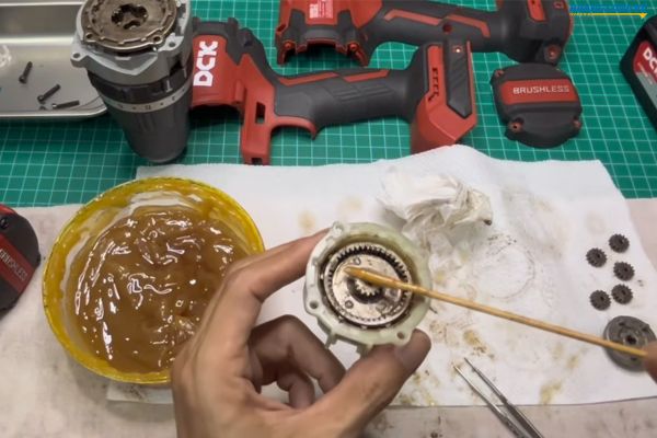 Vô mỡ hoặc dầu bôi trơn chuyên dụng vào các bộ phận cơ khí của máy bắt vít