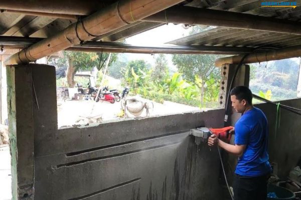 Cắt gạch ở những nơi thông thoáng để bụi bay ra ngoài