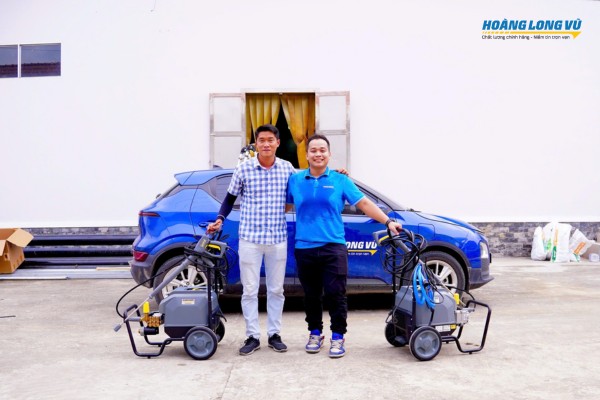 Nhân viên hoàng long vũ hỗ trợ tận nơi cho khách hàng karcher
