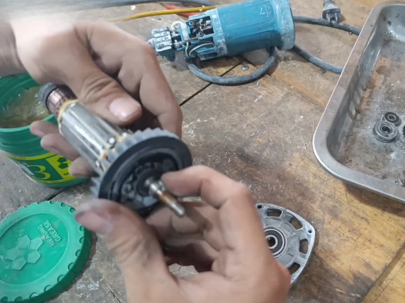 Dùng ống tuýp hoặc búa gõ nhẹ lắp bạc đạn mới (1)