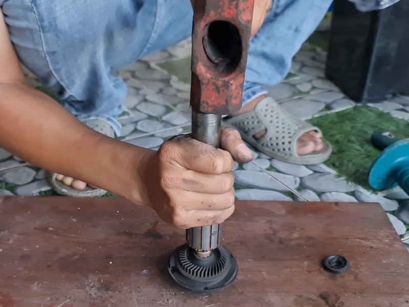 Dùng ống tuýp hoặc búa gõ nhẹ lắp bạc đạn mới