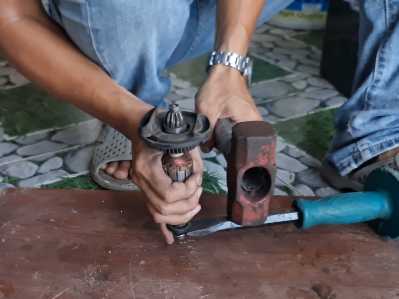 Lưu ý tháo tay giữ phần bạc đạn phía trên để tránh văng vào người