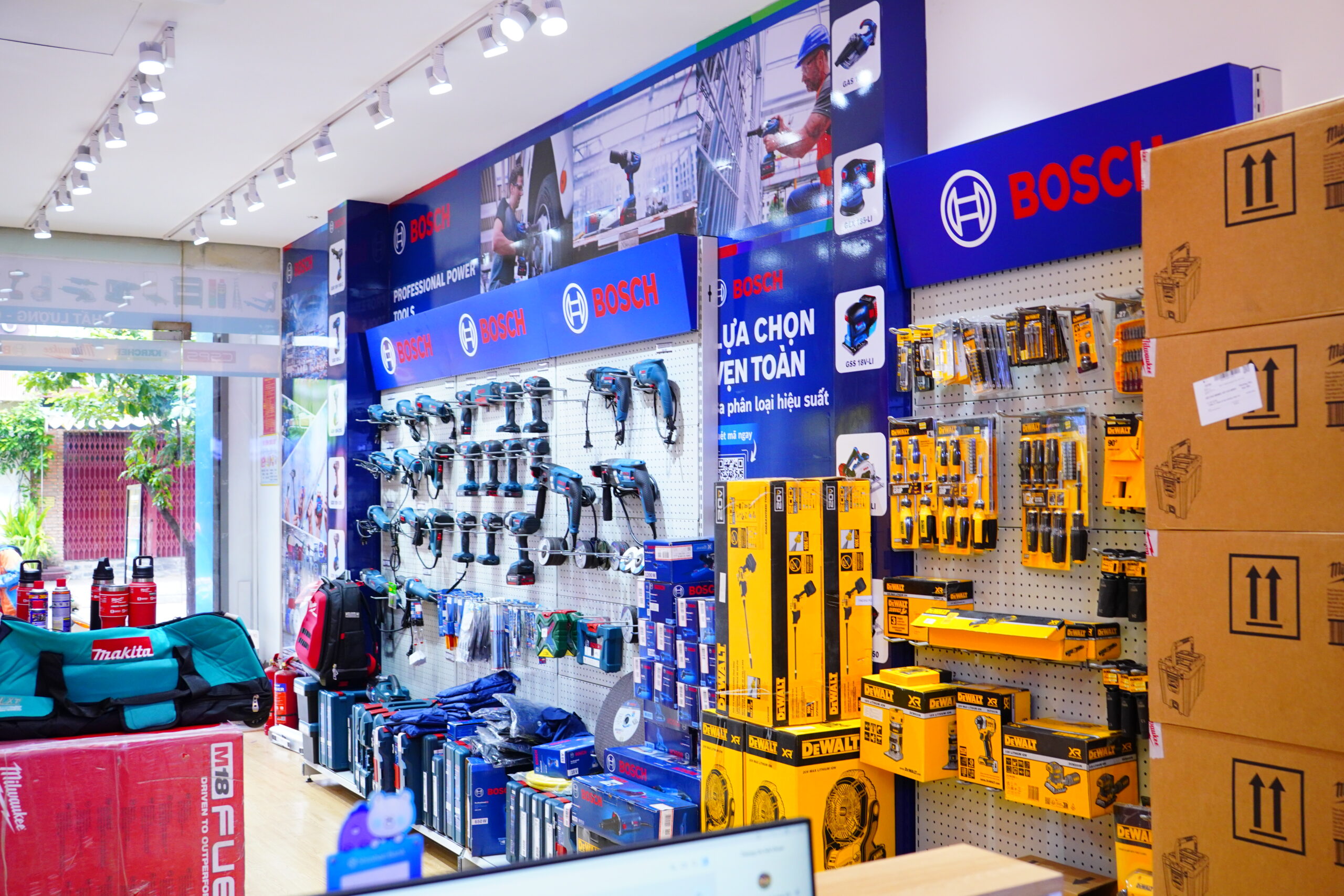 Gian hàng Bosch tại showroom Hoàng Long Vũ