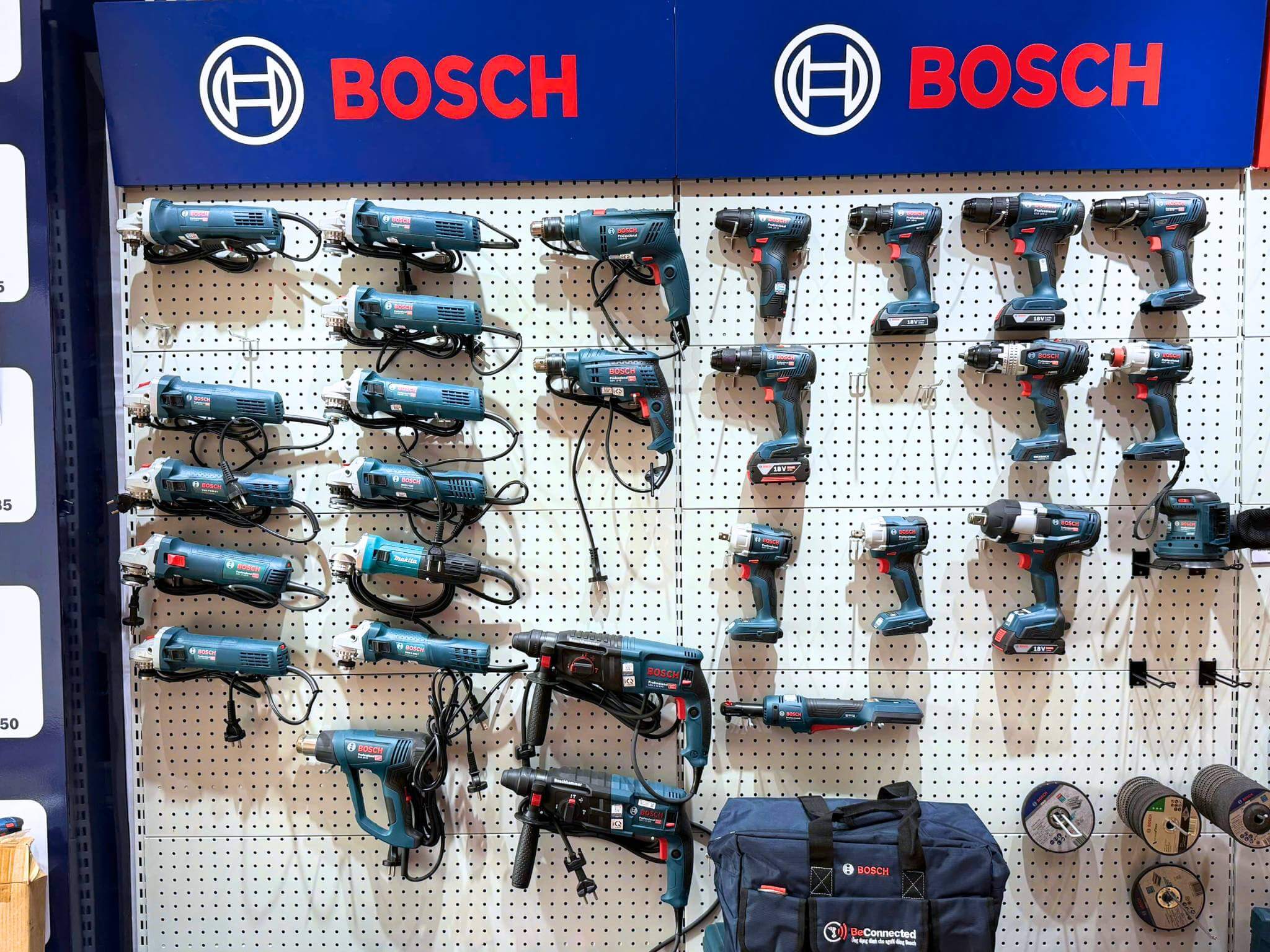 Kệ hàng trung bày máy cầm tay Bosch tại cửa hàng Hoàng Long Vũ