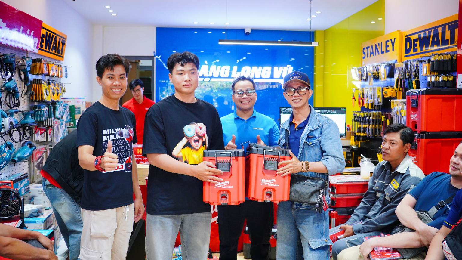 Hoạt động trao quà cho những vị khách may mắn khi tham gia sự kiện giải pháp đồ nghề điện lạnh tại Hoàng Long Vũ