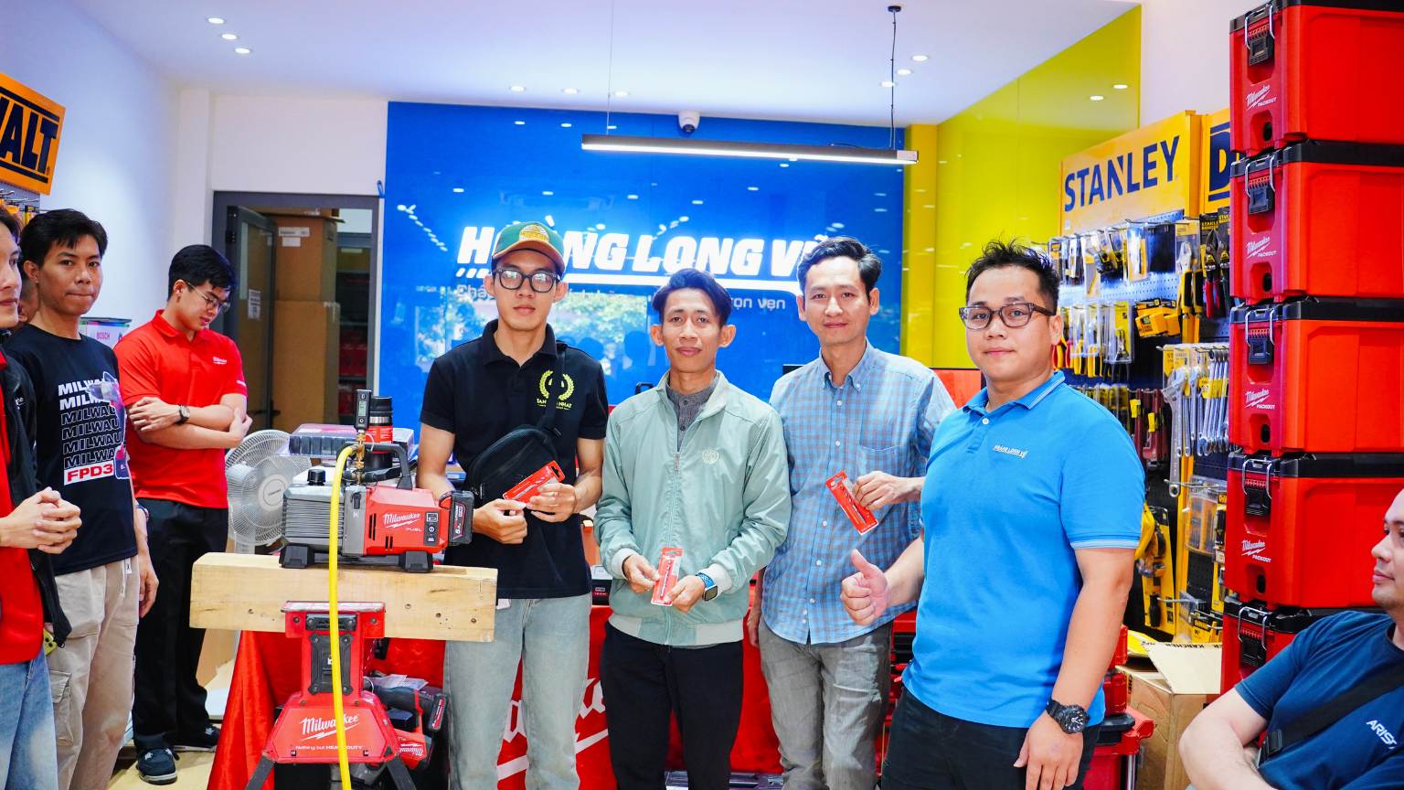 Hoạt động trao quà cho những vị khách may mắn khi tham gia sự kiện giải pháp đồ nghề điện lạnh tại Hoàng Long Vũ