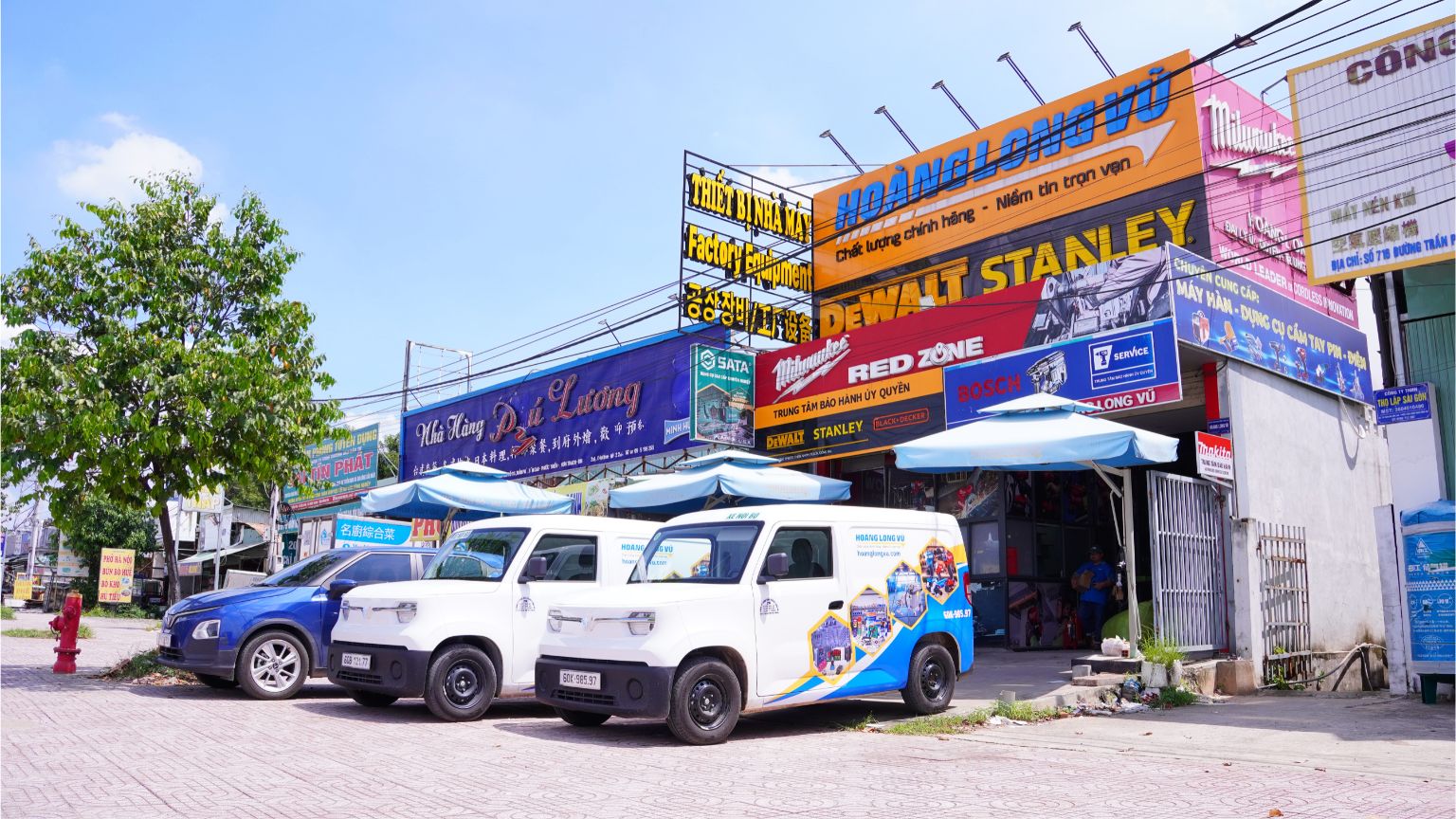 Đội ngũ và xe giao hàng của Hoàng Long Vũ rất linh hoạt đảm bảo vận hàng nhanh chóng