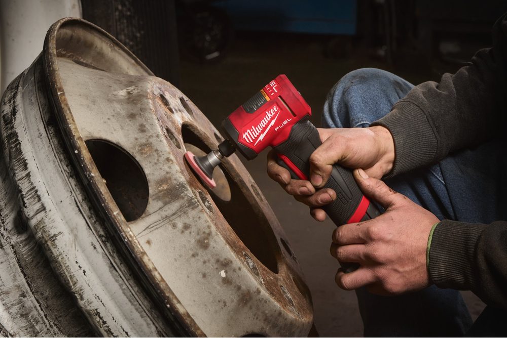 Milwaukee M12 FDGA2 chà nhám tẩy rỉ trên mâm xe