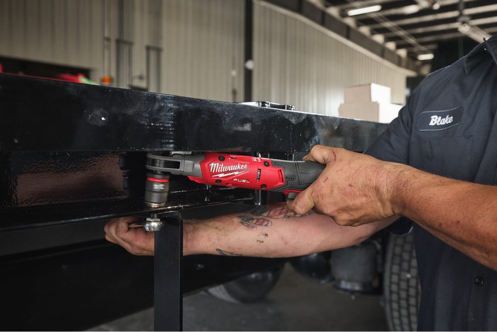 Milwaukee M12 FIR12G2 vặn bu lông dưới gầm xe tải
