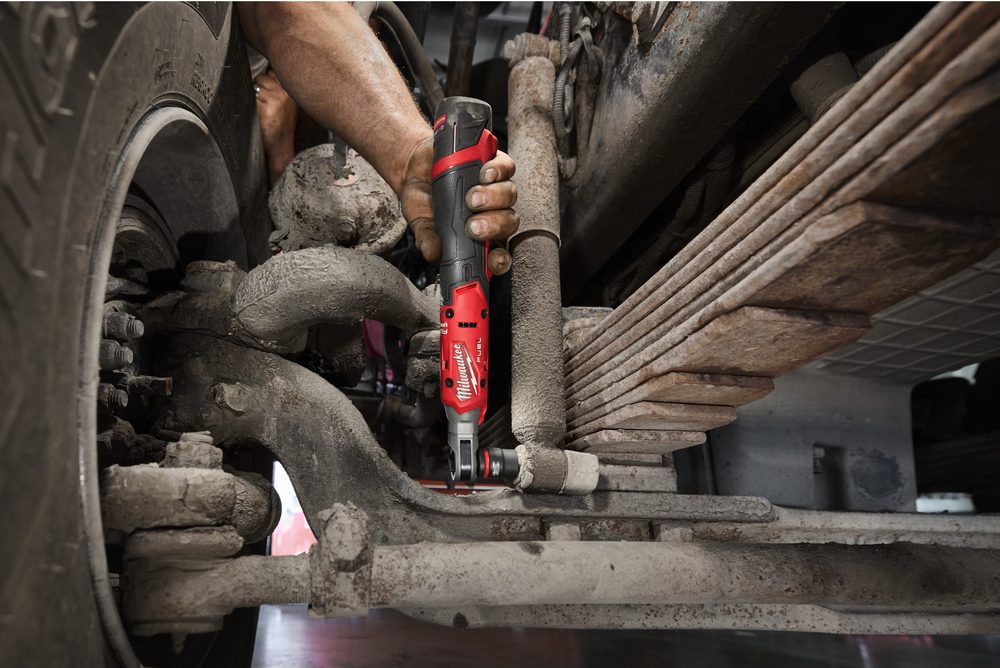 Milwaukee M12 FIR12G2 vặn bu lông ở góc hẹp giữa nhíp xe