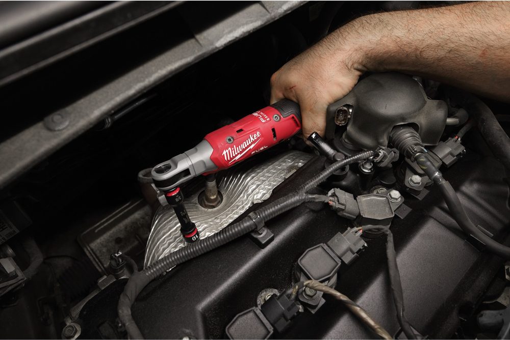 Milwaukee M12 FIR38G2 vặn bu lông trên nắp máy động cơ với khẩu 3/8 inch