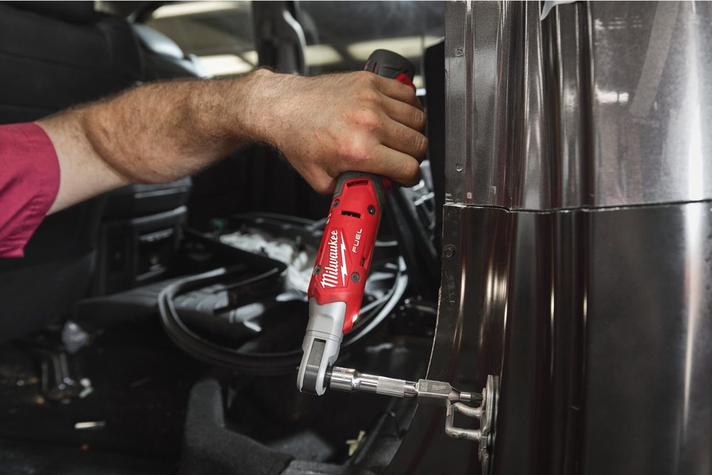 Milwaukee M12 FIR38G2 vặn bu lông ở khe hẹp trong xe