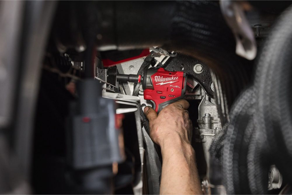 Milwaukee M12 FSCIWF38 siết bu lông trong khe hẹp dưới gầm xe
